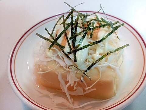 千切りキャベツとゆで卵と刻み海苔の卵豆腐